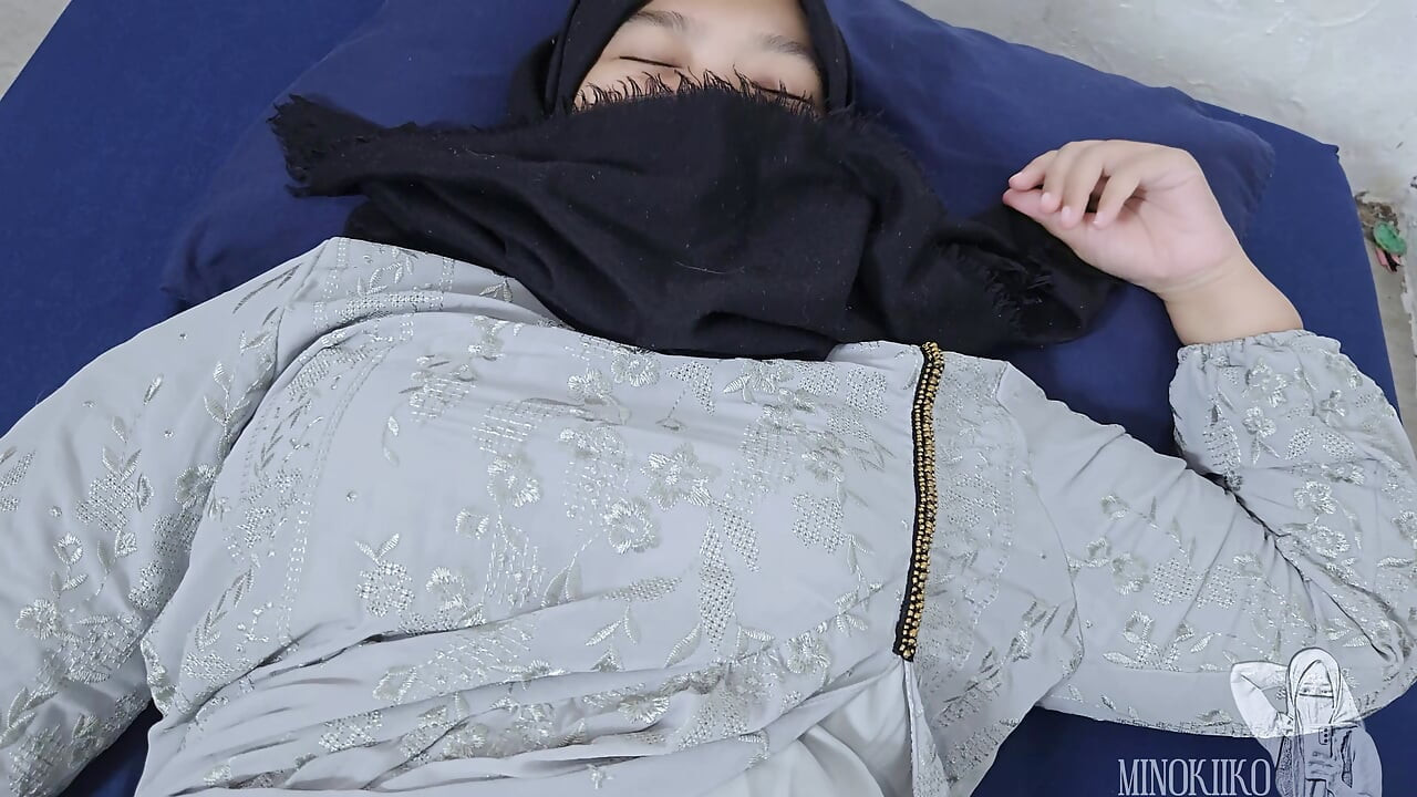 أخت زوجة الحجاب الآسيوية اطلبي تعليمها كيفية الاستمتاع بديلدو كبير - مينوكيكو