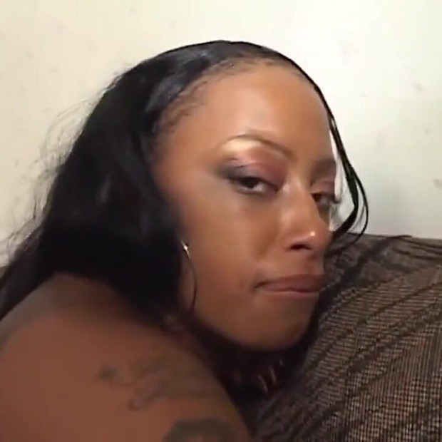 فتاة سوداء ذات مؤخرة كبيرة تعشق الزب الأسود الكبير... نائب الرئيس في الفم