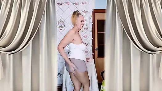 Oma Verkleidet Sich Und Masturbiert Zu Hause in Der Küche.