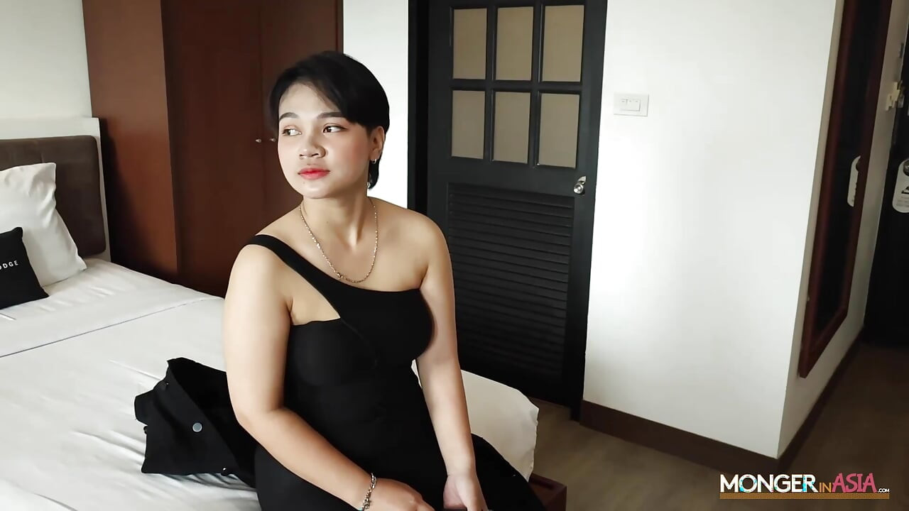Hot Thai Lesbian First Time Tries Out Big Cock