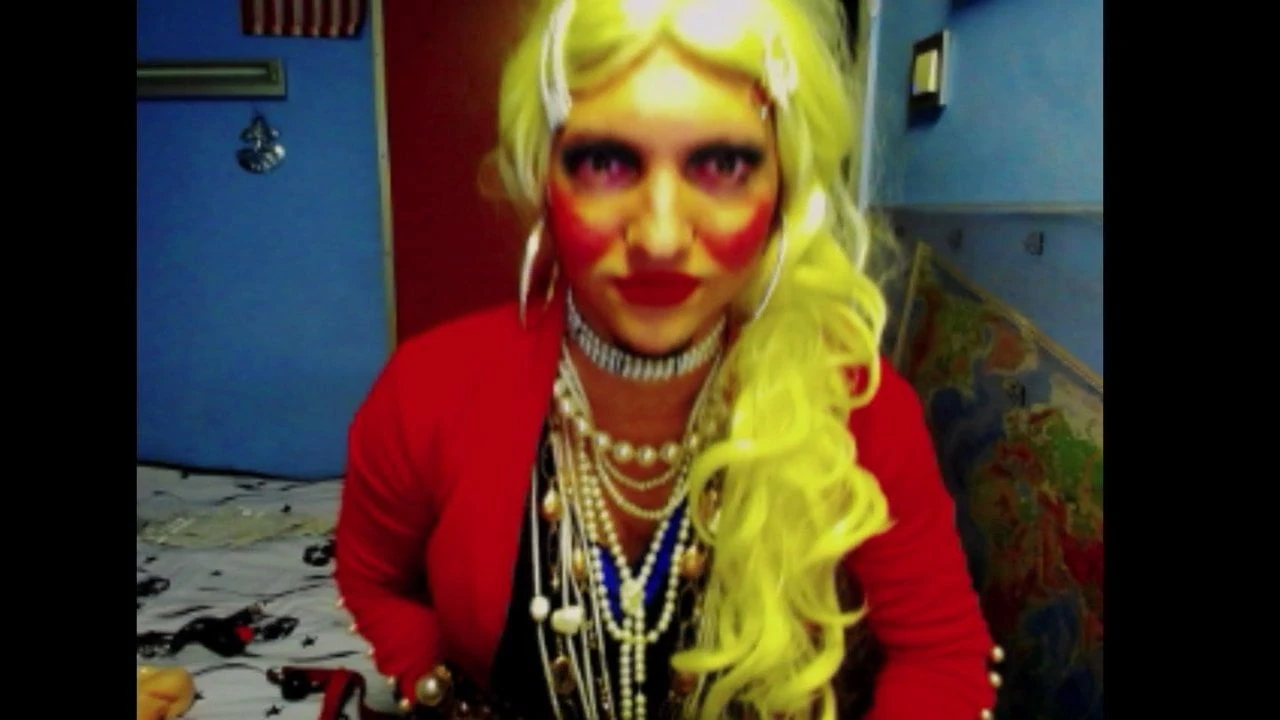 Crossdresser menghisap batang dan melancap untuk keseronokan awak