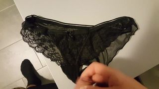 Spuszczanie się na seksowne majtki, a następnie niszczenie ich