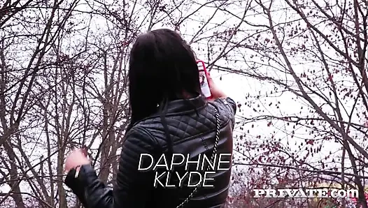 Dafne Klyde наслаждается экстремальным сексом с двумя хорошо вооруженными черными ебарями