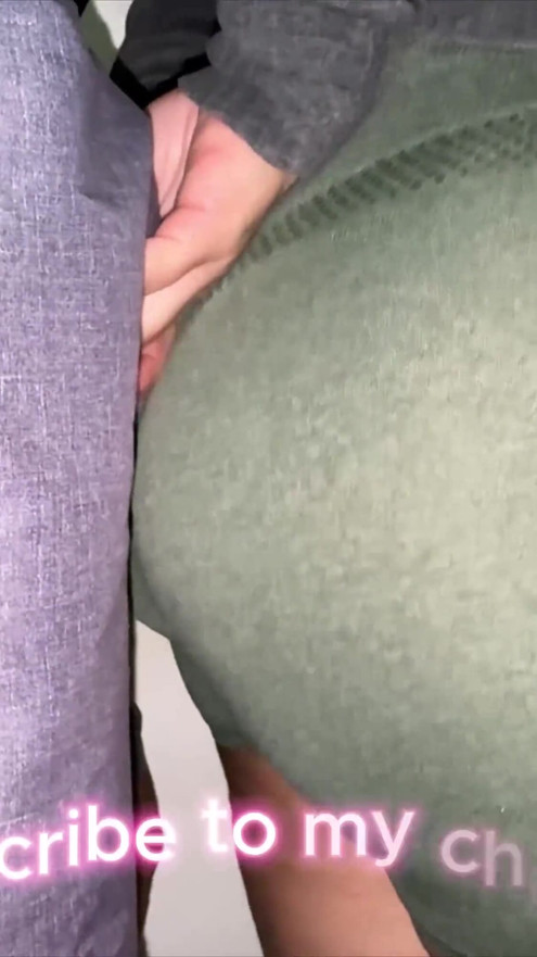 Ela Acidentalmente Agarra O Pau De Um Estranho Enquanto Espera Na Fila