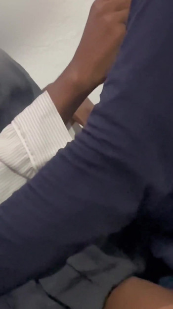 娇小的非洲青少年被穿着制服的老师性交