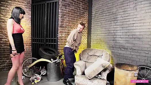 Пирсингованная и татуированная крошка с большими сиськами любит хороший трах