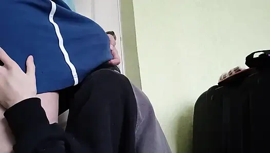 Zwei nachbarinnen verbergen, dass sie lesben sind