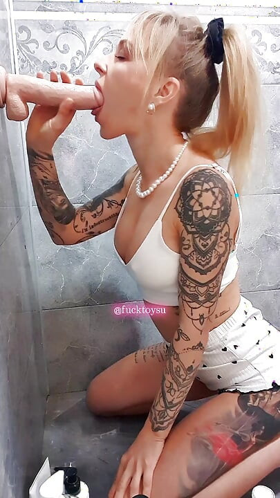 Słodka laska głęboko połyka wielkiego dildo, intensywna jazda z grą w sztuczną spermę i brudny orgazm