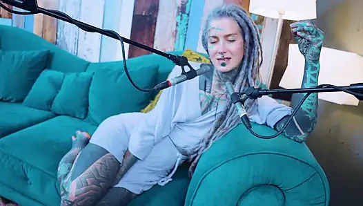 R hakkında konuşuyorum - r - r - asmr podcast sfw konuşuyor gotik sıska kız dreadlocks dövmeli model dövmeli kız