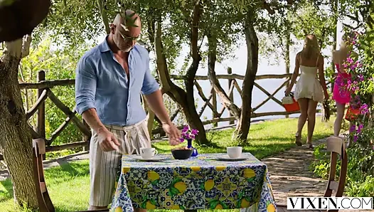 Vixen çarpıcı sarışın kankalar jade j'adore ve avrora meey yabancıyla tutkulu üçlü seks yapıyor