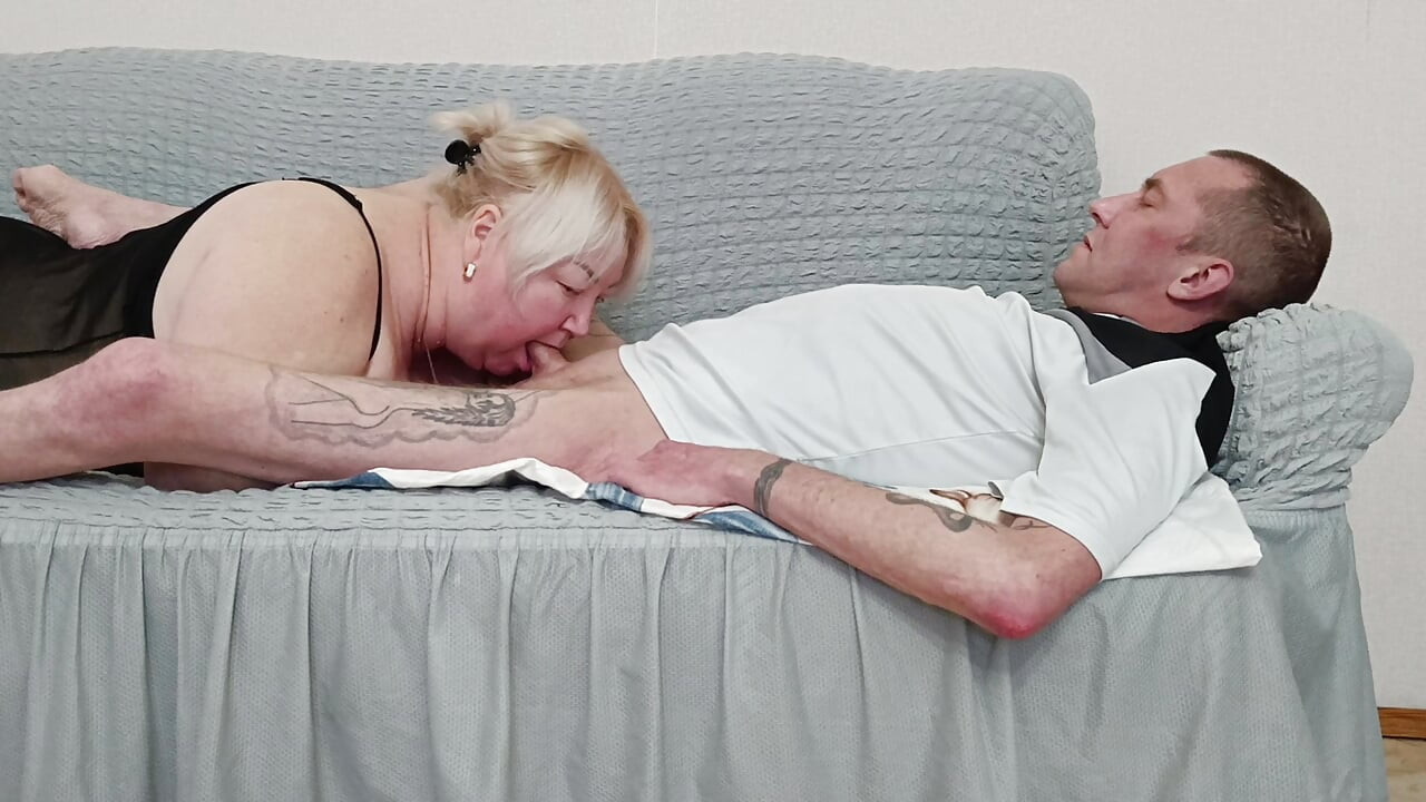 Ibu tiri nyepong kontol sampai tenggorokan dan telan sperma