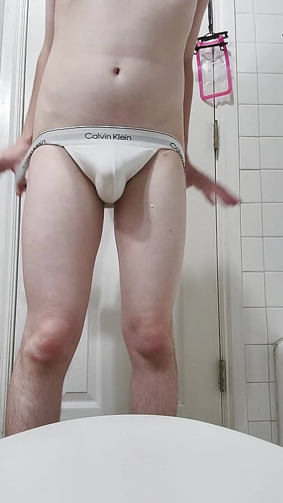 Femboy Twink tuširanje + losion dok nosi tangice