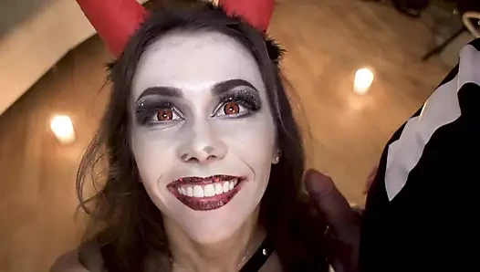 Şehvetli şeytan tutkuyla sikişiyor ve cadılar bayramında yüze boşalma alıyor