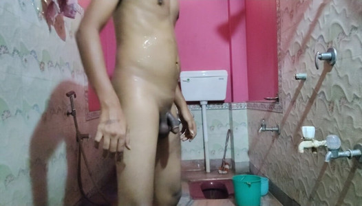 Budak desi mandi