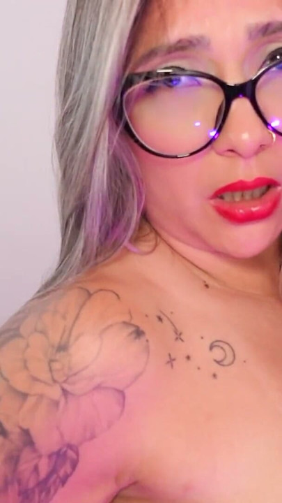 Colombian MILF masturbates with a large dildo until she squirts | Clip 1