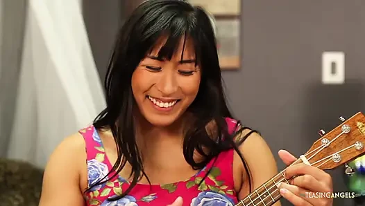 Pertemuan fisik yang penuh gairah sama teman lesbian Asianya