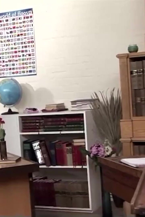 Hoşnutsuz bir profesör öğrencilerinden geçen bir not için orgazm olmasını istiyor