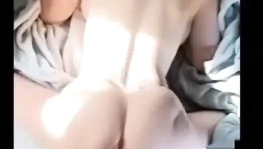 Cewek ini suka banget sama kontol besar, memek lilnya yang sempit dan sempit banget ngentot dia habis-habisan