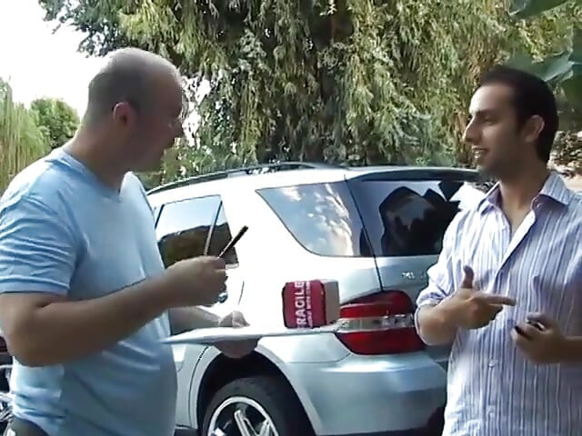 Młoda ślicznotka ma gorące ruchanie w kuchni ze stadniną