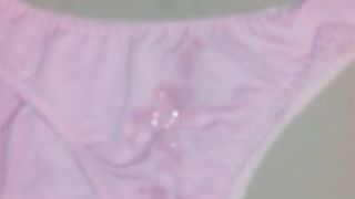 Éjaculation dans une culotte rose volée et un soutien-gorge bleu