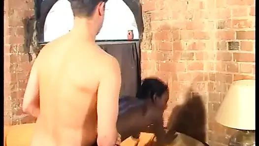 Cewek semok kulit hitam asal perancis lagi asik sama besar pria kulit hitam