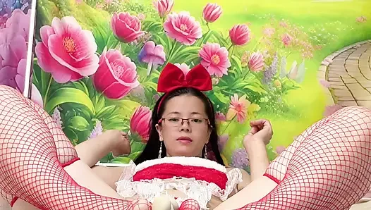 Лежит на спине, красиво показывает киску