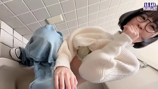 Tatlı gözlüklü tatlılar tembel bir günde sonsuz gulp mutluluk içinde sıcak damlaların tadını çıkarıyor -bölüm.1