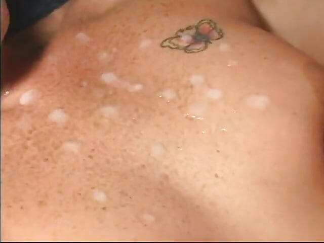 Semental folla joven rubia tatuada caliente después de comer su coño en el interior