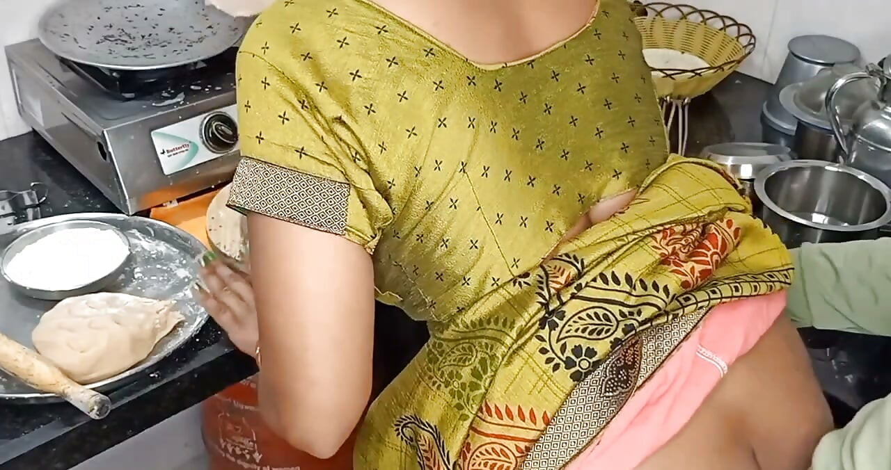 Indische Desi-Tante kocht in der Küche und geht dann mit ihrem Mann zum Sex