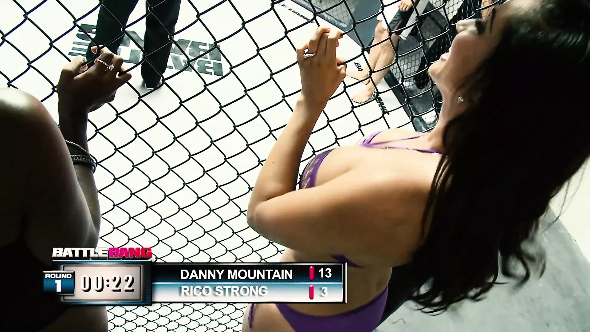 Stacy Adams Mma Cage में विजेताओं के लंड को सहलाती है और उसका वीर्य निगलती है