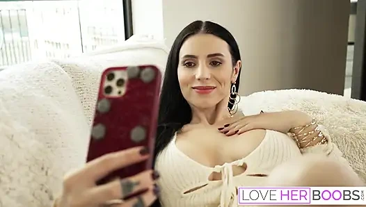 Esmer orta yaşlı seksi kadın Nelly Kent adamı baştan çıkarıyor ve onu sikiyor