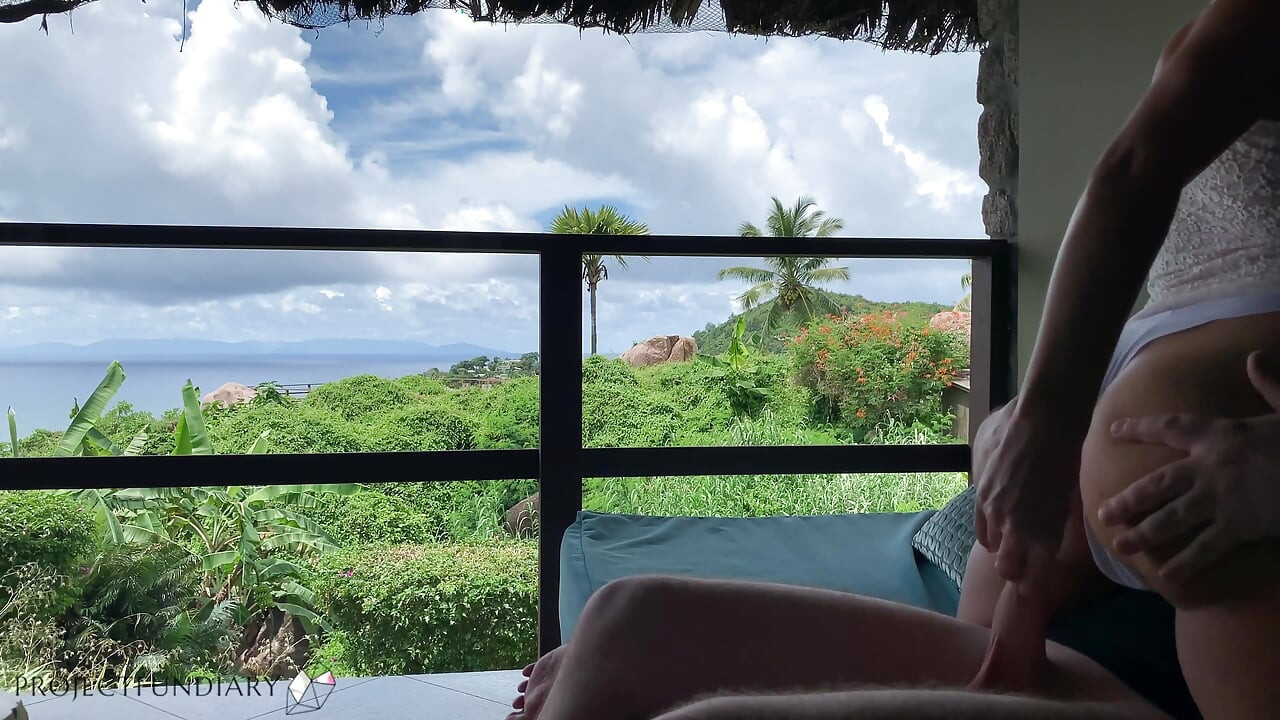 Une femme mariée fait rebondir sa bite sur le balcon