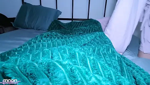 Ibu tiriku yang binal lagi kelaparan gara-gara ngentot. Ngomong jorok
