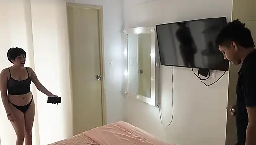 Я вижу, как моя латинская сводная сестра делает сексуальные фотографии для своего бойфренда