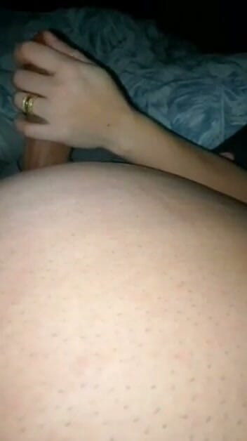 침대에서 9인치 자지 빨아주는 새엄마 핸잡 배다른 아들 | 클립 1