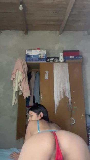 Selene, a szexi latina, nagyon dögös pózokban | Klip 1