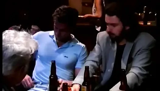 Mädchen allein in einer bar werden von einigen geilen typen gefickt