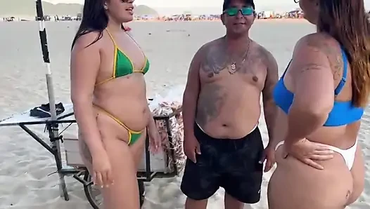 Penjual pantai dalam paket asin memakan dua gadis seksi itu dengan imbalannya ditinggalkan bahagia