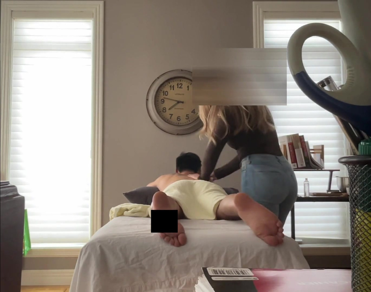 正统的frenchxrussian实习生rmt被巨大的亚洲鸡巴勾引 第一次约会