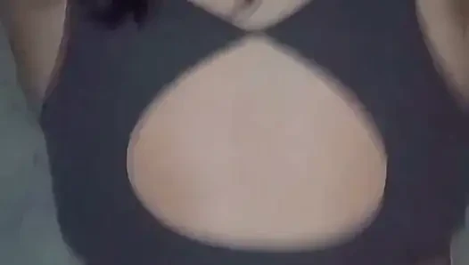 Kalçalarını veren tanga içinde