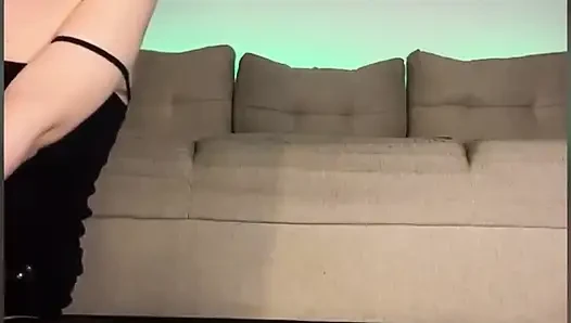 Sıkı göte büyük anal tıkaç, amcığını parmaklıyor