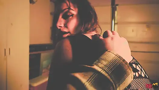 Gefangene schlampe gedrängt, um sich zu strippen und entführer zu lutschen