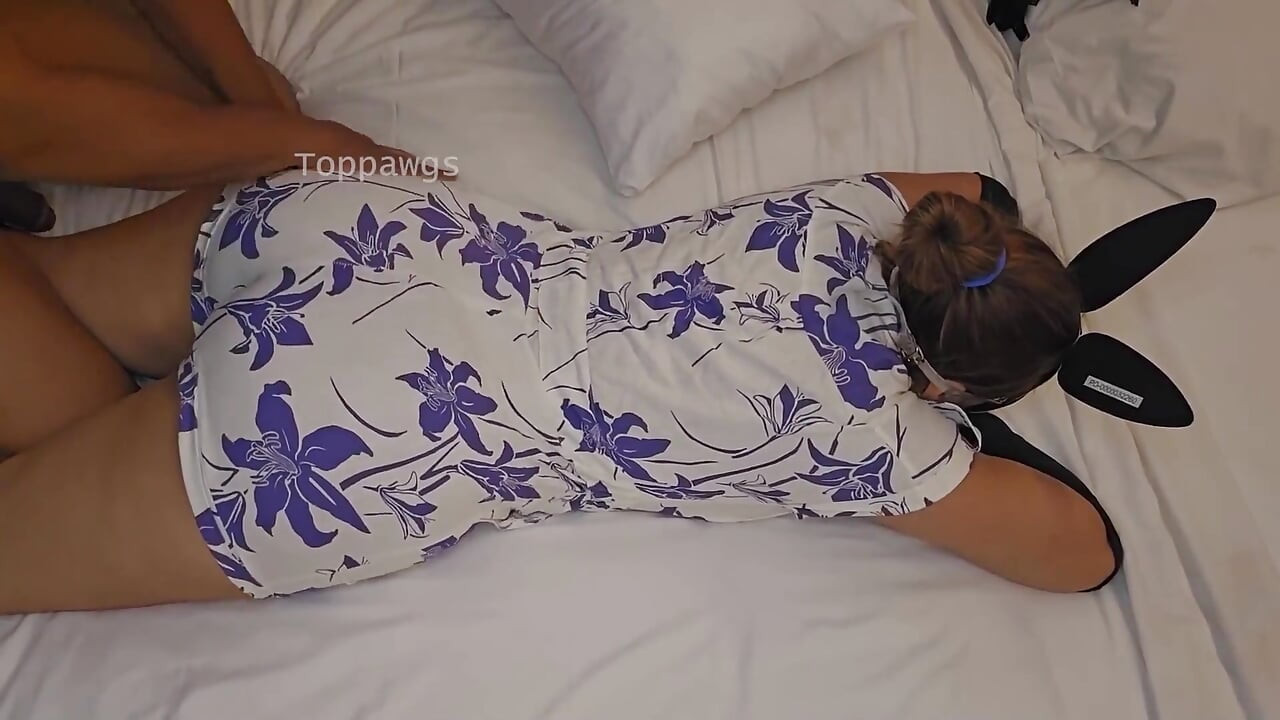 Pijat pantat bahenol cewek semok ini dientot gaya doggy habis-habisan sampai dia keenakan