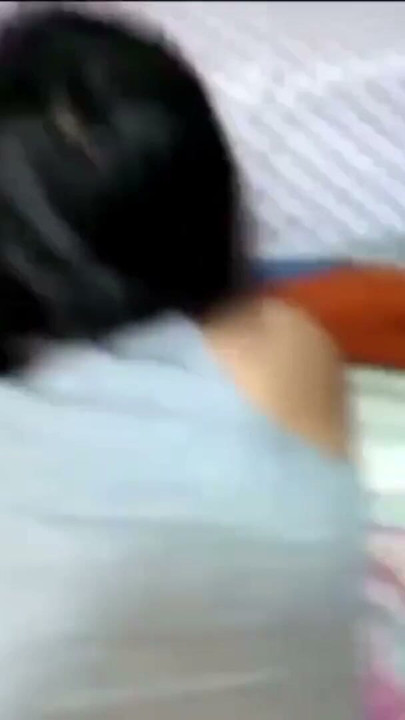 Hermosa mujer inclinada frente al espejo, recibiendo amor | Clip 3