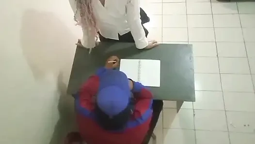 GRUSELIG UND REAL VON EINEM MÄDCHEN, SCHULMÄDCHEN BEIM ARSCH MIT IHREM MATH-LEHRER MITTEN IM KLASSENZIMMER