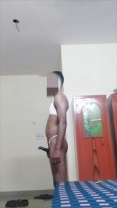 Кошачья походка в лифчике и трусиках