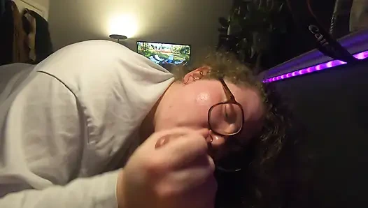 Gözlüklü masum tombul beyaz inek kız yarak emiyor ve dölünü yalıyor