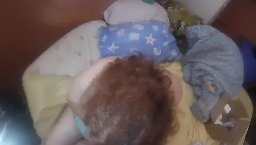 İri güzel kadın amıyla oynuyor ve ateşli ıslak yarak emiyor!