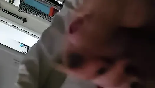 Güzel tırnaklarımı dölle boyatıyor