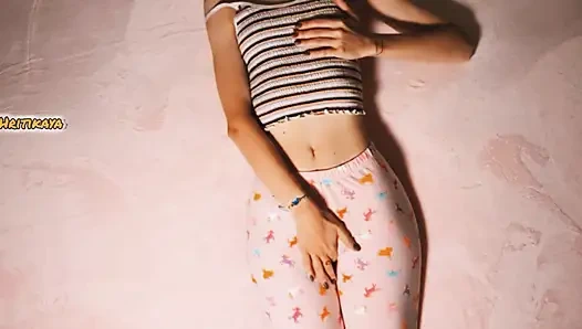 Сводная сестренка: Пожалуйста... Пори мои трусики, а затем и мою киску...